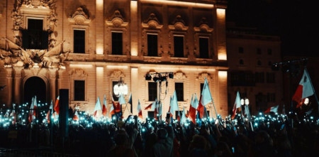 AVGÅ! Den 28 november protesterade tusentals personer i Valletta.
