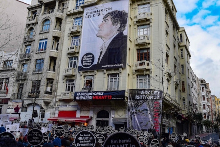 Istanbul kl 15 den 19 januari 2020. ”Rättvisa för Hrant, vi är alla armenier” var budskapet när tusentals personer samlades 13 år efter att Hrant Dink, redaktör för turkisk-armeniska veckotidningen, mördades utanför redaktionen.