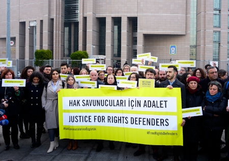 Det blev ingen dom utan fortsatt rättegång. Samling utanför domstolen i Istanbul 19 februari.