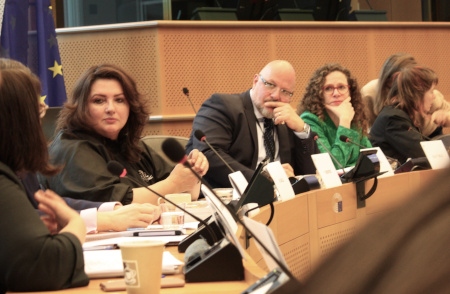 EU-kommissionären för jämlikhet Helena Dalli i diskussion med ILGA-Europe och EU-parlamentets tvärpolitiska grupp för hbtqi-frågor den 4 februari 2020.