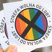 Klistermärken som tidningen Gazeta Polska distribuerat.
