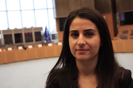 Lilly Dragoeva är oroad för utvecklingen i sitt hemland Bulgarien: ”Jag hoppas på stöd från övriga Europa för att se till att Bulgarien inte blir nästa Polen”.