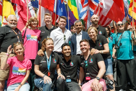 London Pride är en av Europas största. Här är USA:s dåvarande ambassadör Matthew Barzun och Londons borgmästare Sadiq Aman Khan vid Pride 2016. 