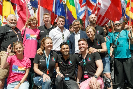 London Pride är en av Europas största. Här är USA:s dåvarande ambassadör Matthew Barzun och Londons borgmästare Sadiq Aman Khan vid Pride 2016.