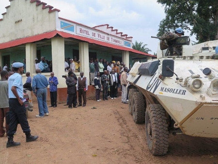  Monusco håller möte i Tshimbulu sydöst om Kananga den 21 februari 2017 där de försäkrar invånare om att FN fortsätter att främja dialog.