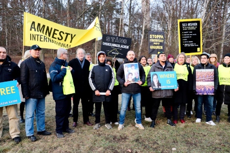 Amnesty manifesterade på Gärdet i Stockholm mittemot Kinas ambassad.