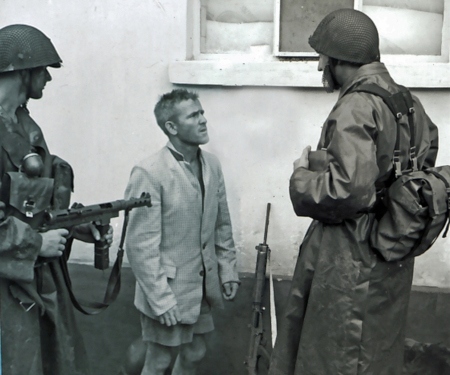 Svenska FN-soldater har tillfångatagit en krypskytt i Katanga vid strider i december 1961. Många legosoldater anslöt sig till utbrytarna i Katanga.