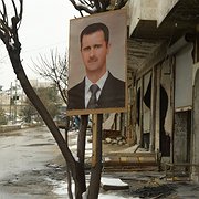 En bild av Bashar al-Assad hänger i ett öde Maarat al-Numan. Staden intogs av syriska armén 28 januari.