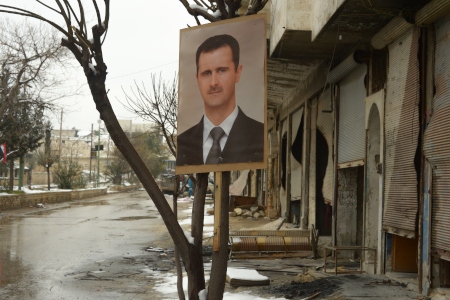 En bild av Bashar al-Assad hänger i ett öde Maarat al-Numan. Staden intogs av syriska armén 28 januari.