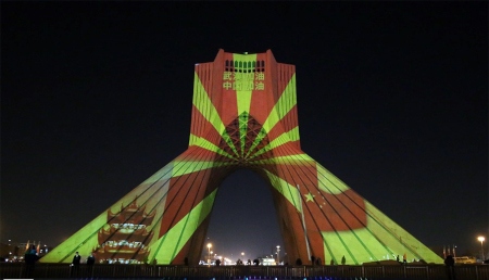 Azadi-tornet i Irans huvudstad Teheran upplyst av den kinesiska flaggans färger för att visa stöd 18 februari.