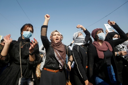 Studenter protesterar i Basra den 6 februari mot dödandet av demonstranter.