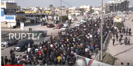 En film från ryskägda Ruptly visar hur hundratals personer slöt upp i Basra vid begravningen av  Ahmed Abdelsamad och Safaa Ghali. 