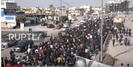 En film från ryskägda Ruptly visar hur hundratals personer slöt upp i Basra vid begravningen av Ahmed Abdelsamad och Safaa Ghali.
