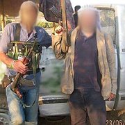 Mannen till höger på bilden dömdes till livstids fängelse för avrättningar i Idlib 2012.