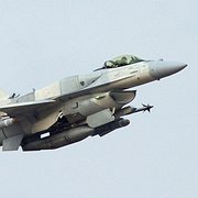 F-16-plan tillverkade i Texas på väg till Förenade Arabemiraten där de ska ingå i landets flygvapen.