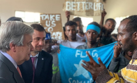 FN:s generalsekreterare António Guterres besökte ett förvar för flyktingar och migranter när han var i Tripoli i april 2019. Guterres beskrev efteråt hur han kände sig chockad och berörd efter besöket.