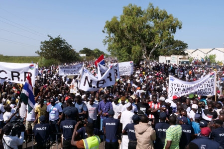 Tre år räcker anser demonstranter i Gambias huvudstad Banjul den 16 december 2019.