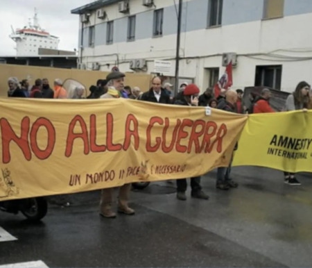 Hamnarbetare i Genua i Italien och Amnesty International protesterar i maj 2019 mot ett fartyg som skulle föra vapen till Saudiarabien. 