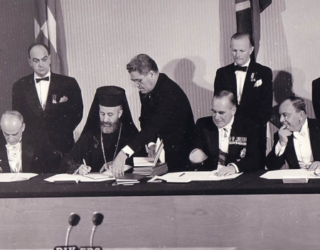  Makarios III skriver under Cyperns självständighet 16 augusti 1960.