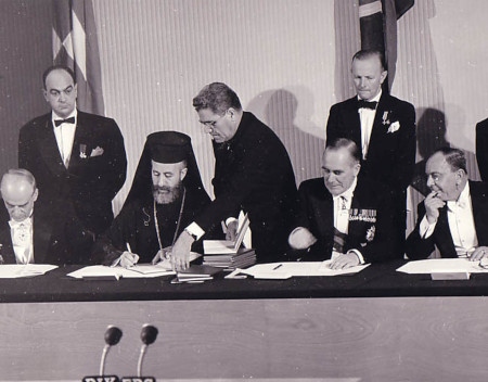 Makarios III skriver under Cyperns självständighet 16 augusti 1960.