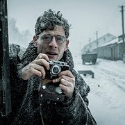 Gareth Jones (James Norton) kartlägger svälten i Ukraina.