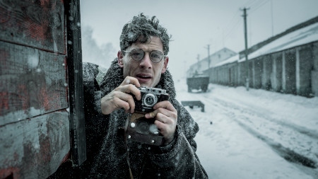 Gareth Jones (James Norton) kartlägger svälten i Ukraina.