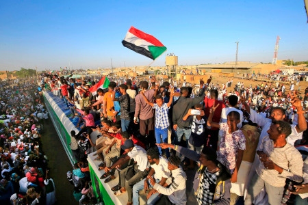 Ett tåg anländer från huvudstaden Khartoum till staden Atbara för att fira att ett år gått sedan den första demonstrationen hölls 19 december 2018. Det som började i Atbara blev till en revolution som svepte bort Omar al-Bashirs 30-åriga styre.