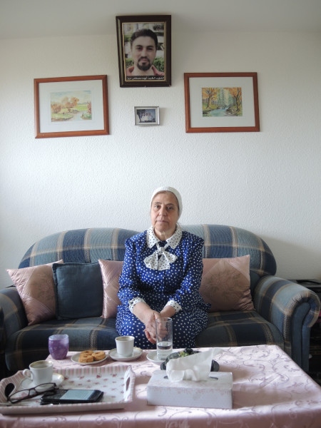  I Maryam al-Hallaqs lägenhet i Berlin hänger en bild av sonen som dog i syriskt fängelse.