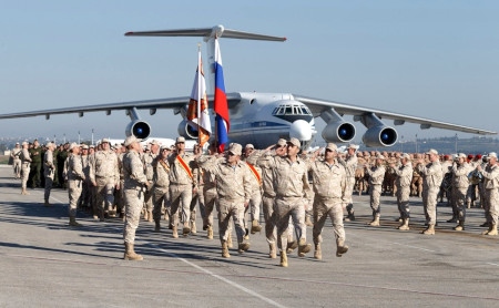 Vladimir Putin besöker den ryska flygbasen i Khmeimim 2017.