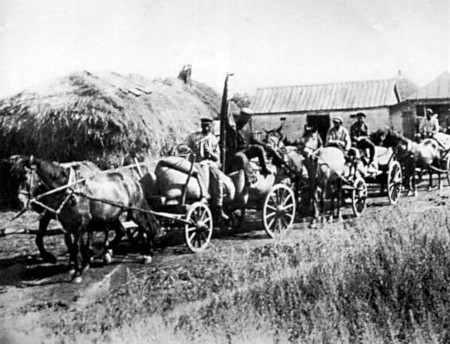 Vagnar från den ”Proletära revolutionens våg” för bort skörd från kollektivjordbruket Oleksiyivka i Charkiv 1932. Skörden överlämnades till regeringens lager och var ett sätt att beröva bönderna mat under Holodomor.