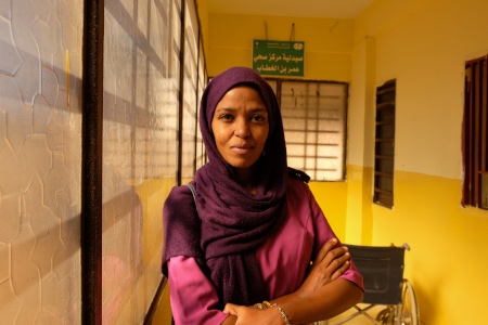 Hamida Khalil tillhör en av motståndskommittéerna i huvudstaden Khartoum. Frivilligt arbete är ett sätt att skydda revolutionen.