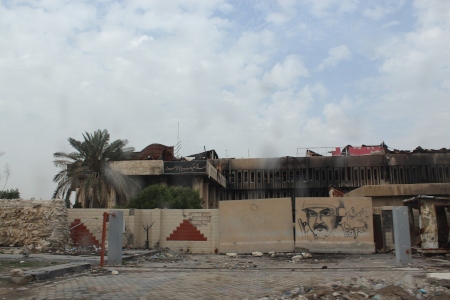 Ruinerna av det gamla iranska konsulatet som brändes ner av demonstranter i september 2018 står fortfarande orört. 