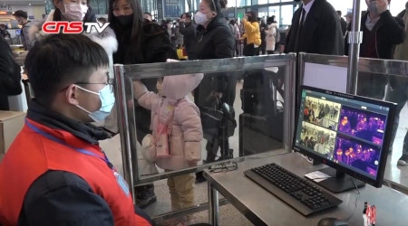 Passagerares kroppstemperatur mäts på Wuhans järnvägsstation den 24 januari. 