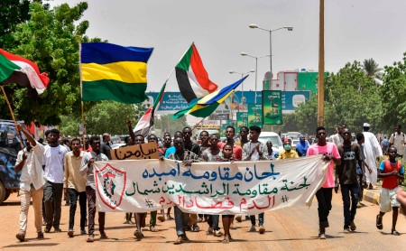  ”Blod för blod” kräver demonstranter i Omdurman den 21 augusti 2019 när rättegången inleds mot de som torterade läraren Ahmed El-Kheir till döds. Den 30 december dömdes 29 personer från underrättelsetjänsten till döden.