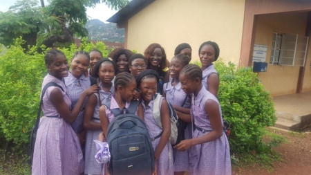Skolelever i Sierra Leone (personerna på bilden har inget samband med artikelns innehåll). 
