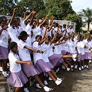 Skolelever i huvudstaden Freetown (personerna på bilden har inget samband med artikelns innehåll).  