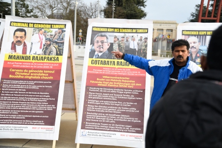 På torget utanför FN-byggnaden är tamilska protestgrupper år efter år bland de mest aktiva och ihärdiga. Sri Lankas president, Gotabaya Rajapaksa, och premiärminister Mahinda Rajapaksa anklagas för folkmord på tamiler.