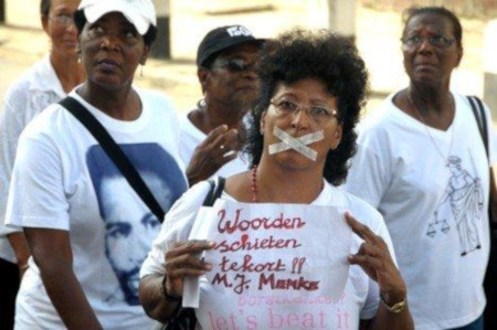 Tusentals personer gick i en tyst marsch i Paramaribo den 10 april 2012 i protest mot amnestilagen som skulle stoppa rättegångarna mot de ansvariga för decembermorden 1982. 