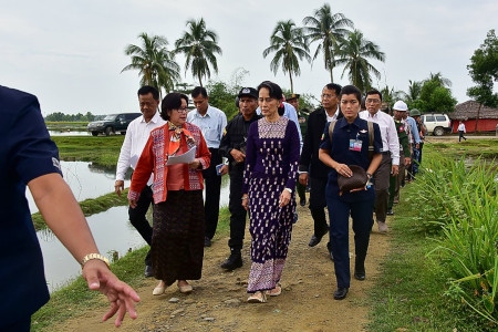  Den 2 november 2017 reste Aung San Suu Kyi till Rakhine där armén anklagades för att fördriva muslimska rohingyer.