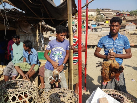 Rohingyaflyktingar säljer kycklingar på en marknad i Kutupalong-lägret i Cox’s Bazar i Bangladesh. Fotot är taget två veckor innan samhället stängdes ner för att hindra spridningen av coronaviruset.