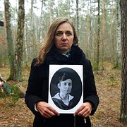 Laryssa Shschyrakova är själv en av de mest förföljda och bötfällda frilansjournalisterna i landet. En av hennes förebilder är patrioten och författaren Paluta Badunova, som var en symbol för det självständiga Belarus, och som avrättades i slutet av 1930-talet.