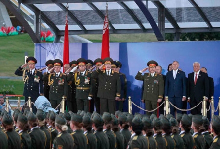 Aleksandr Lukasjenko under militärparaden 3 juli 2019 på 75-årsdagen av befrielsen av den tyska ockupationen 1944. Den 9 maj kommer Belarus återigen ha militärparader vid 75-årsdagen av Andra världskrigets slut.