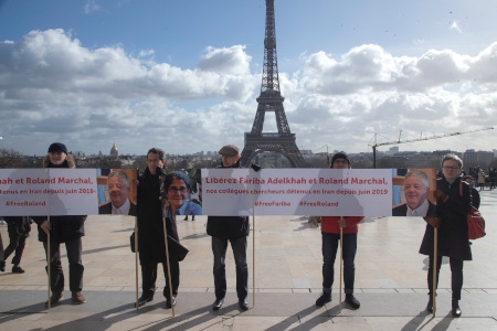 En protestaktion för Fariba Adelkhah och Roland Marchal i Paris den 11 februari 2020. Nu är Roland Marchal frigiven medan Fariba Adelkhah är kvar i Evin-fängelset.