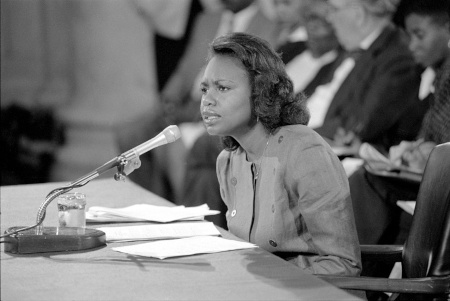 Anita Hill vittnar inför ett senatsutskott 1991.