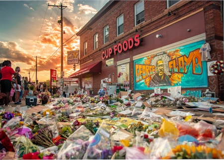 Hyllningar till George Floyd på platsen i Minneapolis där han dödades av polisen den 25 maj.