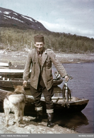 Paulus Utsi stiger i land från roddbåt efter att ha fiskat. Jokkmokk, 17 juli 1948.
