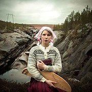 Mirja Palo med instrumentet kantele. 