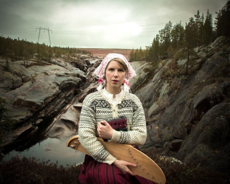 Mirja Palo med instrumentet kantele.
