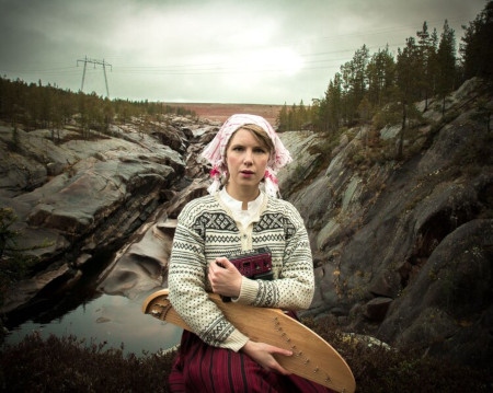 Mirja Palo med instrumentet kantele. 