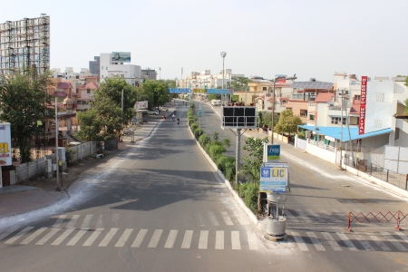 Öde gator i Vadodara i den indiska delstaten Gujarat den 13 april då Indien var nedstängd.